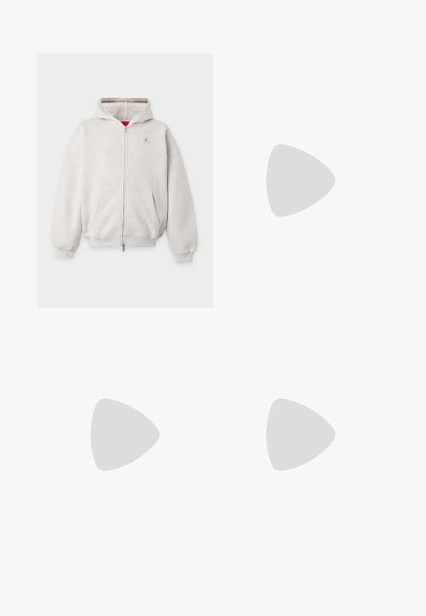Sweat à capuche zippé gris clair avec poches avant, poignets côtelés et petit logo sur la poitrine gauche sous la capuche.; T-shirt en coton blanc à manches courtes, avec un petit motif rouge brodé représentant trois silhouettes en mouvement près du centre.; Pantalon léger beige avec taille élastique, cordon de serrage noir et poches latérales zippées, présenté de face sur un fond uni.; Baskets en daim marron avec des accents blancs et un design texturé. Elles disposent d'une semelle en caoutchouc noire et d'un logo Puma proéminent sur le côté.