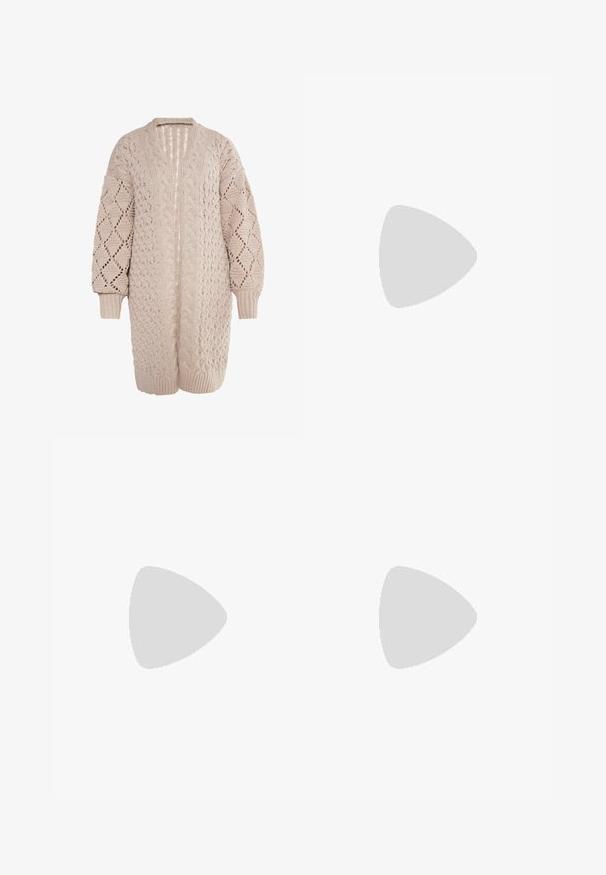 Cardigan beige oversize en tricot à torsades avec un décolleté en V profond, des manches longues et des motifs en losange texturés. Design à front ouvert.; Robe midi blanche imprimée fleurie orange, manches courtes à volants, col en V, taille cintrée et jupe à volants avec bordure en dentelle.; Bottes à chevilles en suede marron avec un bout pointu, une fermeture éclair sur le côté et un talon épais. Présente une texture lisse et des détails de couture minimalistes.; Sac rond tissé avec bandoulière en cuir et fermoir, arborant un motif coloré de fleurs et de papillons au centre.