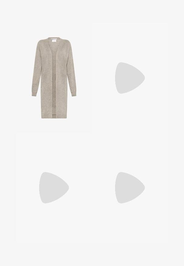 Langer beigefarbener Strickcardigan mit langen Ärmeln und offenem Vorderteil, aus weichem, strukturiertem Stoff.; Ärmelloses, schwarzes, geripptes Tanktop mit rundem Halsausschnitt, flach auf weißem Hintergrund präsentiert.; Graue, baumwollmixweite Hose mit elastischem Bund, die eine glatte Textur und ein einfaches, ungeschmücktes Design aufweist.; Braunes Wildleder-Slipper mit weicher, Kunstfell-Innenseite, niedrigem Profil und strukturiertem Gummisohle. Markenetikett auf der Seite sichtbar.