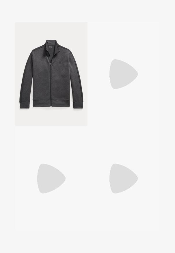 Donkergrijs jack met volledige rits, opstaande kraag, lange mouwen en klein geborduurd logo op de linkerborst.; Zwarte V-hals T-shirt met korte mouwen en een klein rood Polo Ralph Lauren-logo op de linkerborst.; Zwarte joggerbroek met omgeslagen enkels, taille met trekkoord, zijzakken en klein wit polo-spelerlogo op de rechterdij.; Lichtbruine suède mocassinstijl loafer met witte zool en zichtbare stiksels langs de neus en zijkanten, zijaanzicht.