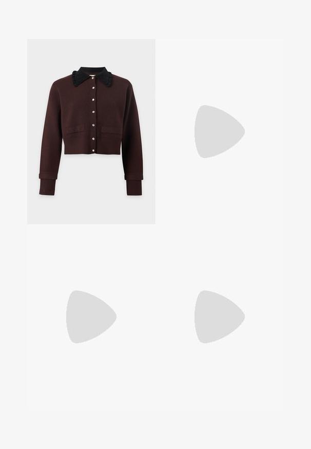 Cardigan marron foncé à manches longues avec col à volants noir, boutons en perles sur le devant, deux poches avant et poignets et ourlet côtelés.; Polo à manches courtes couleur bordeaux foncé avec un col large et une rangée de sept boutons dorés au centre devant.; Pantalon marron à jambes larges avec une ceinture élastique et une ceinture à cordon noire et blanche avec des accents dorés, présenté sur un fond clair.; Ballerine en cuir verni noir avec un bout carré, sangle de cheville avec des détails en métal argenté et semelle plate. Texture lisse avec un design minimaliste.