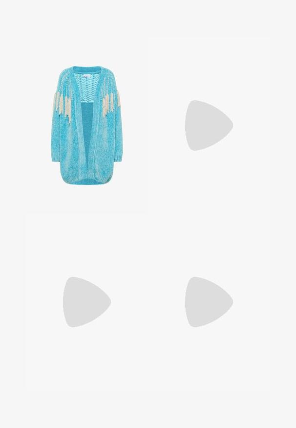 Blauwe openvallende gebreide cardigan met een losse pasvorm en beige franjes op de schouders en bovenarmen.; ZwarteT-shirt met korte mouwen en een kraaghalslijn, gemaakt van een textuur- en ribstof en met een losse pasvorm. Geen zichtbare sluitingen.; Asymmetrische doorzichtige wikkelrok met blauw, groen en beige gradientpatroon, vastgemaakt met een decoratieve kralenriem en ronde gesp.; Halfhoge veterlaars met bloemenpatroon, meerkleurige gestapelde blokhak en labeltje vlakbij de bovenkant aan de zijkant.