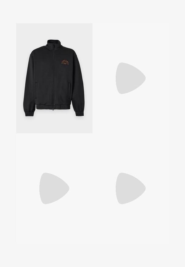 Schwarze Jacke mit Reißverschluss, hohem Kragen, elastischen Bündchen und braunem "Carhartt WIP"-Logo auf der linken Brust.; Weißes T-Shirt mit kurzen Ärmeln, schwarzer Grafik von Musiknoten mit Flügeln und Nike SB-Logo, flankiert von zwei sternähnlichen Formen.; Matinique MACHINO PLEAT 73 - Stoffhose - black; Schwarzer Sportschuh mit Obermaterial aus Mesh, gepolstertem Kragen und hervorgehobener Dämpfungstechnologie an der Ferse. Verfügt über strukturierte Akzente und Schnürsenkel.