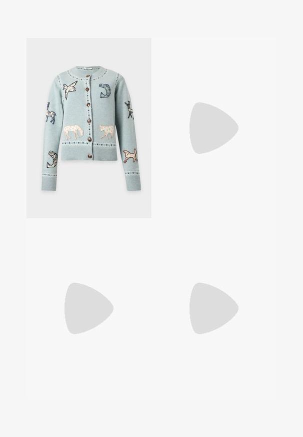 Cardigan bleu clair boutonné avec des animaux brodés dont un oiseau, un cheval, une vache, un chien, ainsi que des motifs décoratifs sur les manches et le devant.; Body sans manches bleu clair avec encolure dégagée et bordure blanche, avec un petit logo centré sur la poitrine.; Jean en denim bleu clair taille haute avec jambes évasées et poches plaquées à l'avant ornées d'un détail de bordure tressée.; Mules à talons hauts beiges avec un design à lanières. Présentent un bout carré, une texture lisse et un talon élancé avec un accent doré à la base.