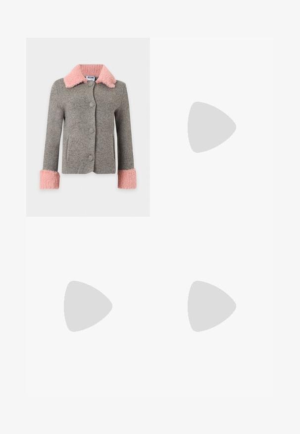 Grå uldjakke med stor lyserød imiteret pelskrave og manchetter, foran knapper og sidelommer.; Hvid langærmet skjorte med knapper lavet af bomuld, med spidse kraver og lige pasform med en glat tekstur.; Beige højtaljede plisserede bukser med bæltestropper, frontlynlås og lige vide ben på en ensfarvet baggrund.; Sort hæl-sandal med smal ankrem, firkantet tå-boks, glat lædermateriale og metalspænde som pynt.