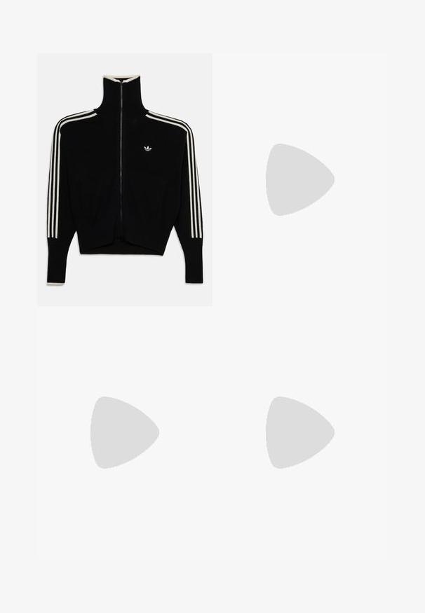 Chaqueta Adidas negra con cremallera completa y cuello alto, tres franjas blancas en las mangas, puños acanalados y pequeño logo de trébol de Adidas en el pecho.; Top corto blanco de manga larga con cuello redondo y pequeño logo negro de Adidas centrado debajo del escote.; Leggings acampanados negros de tejido elástico, con una cintura alta y rayas laterales blancas. Incluye un pequeño logo en la cintura.; Zapatillas deportivas en blanco y negro con un diseño elegante, suela de goma, cierre de cordones y tres franjas blancas en los lados.
