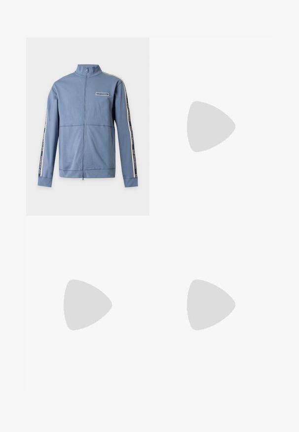 Veste bleue zippée avec col montant, manches longues avec bande logo EA7 Emporio Armani le long des bras et un petit écusson logo sur la poitrine.; T-shirt gris foncé à manches courtes et col rond avec un petit logo crocodile vert sur la poitrine gauche, présenté sur un fond clair uni.; Pantalon gris foncé à jambes larges avec ceinture élastique et deux poches latérales, fabriqué en tissu doux et confortable.; Baskets en cuir noir avec une texture lisse, bout rond et fermeture à lacets. Comprend une semelle en caoutchouc épaisse et un minimum de détails de marque.