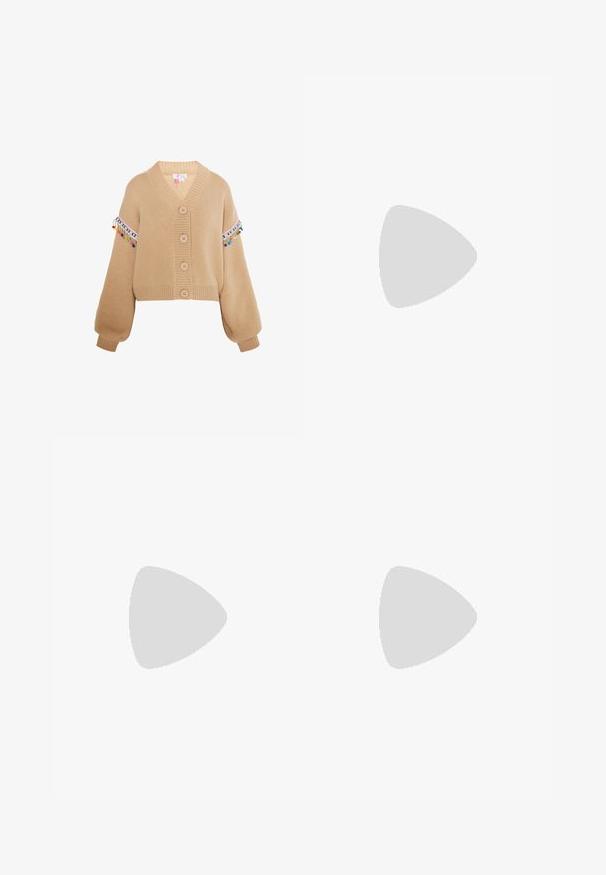 Beige cropped cardigan med dyb V-hals, ribbet kant og store frontknapper. Farverige pom-pom detaljer på ærmerne tilføjer dekoration.; Lang cremefarvet kjole med puffede ærmer, dekoreret med farverige frugt-, grøntsags- og hane-mønstre, samt brune mønstrede manchetter og kant.; Brune ruskind ankelstøvler med spids tå, lynlås i siden og lav blokhæl. Glat tekstur og strømlinet design.; Lille blå skuldertaske med mønster og en buet form med en farverig rem, med en lille metal logo foran.
