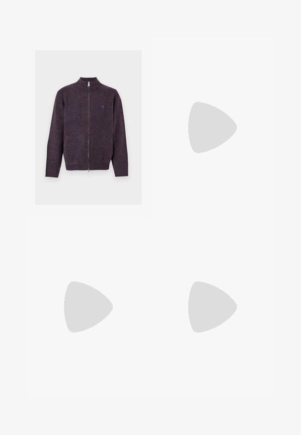 Donkerpaarse wollen trui met ritssluiting, geribde kraag, manchetten en zoom, met twee zijzakken en een subtiel logo op de borst.; Witte katoenen t-shirt met korte mouwen, ronde hals, rechte snit. Gladde textuur, geen zichtbare patronen of accenten. Eenvoudig en minimalistisch ontwerp.; Donkerblauwe jeans met wijde pijpen, voorzakken, knoopsluiting en zichtbare stiksels, plat liggend op een witte achtergrond.; Olijfgroene suède schoen met een ronde neus, vetersluiting en een lage, gestructureerde rubberen zool. Minimale stiknaad details langs de rand.
