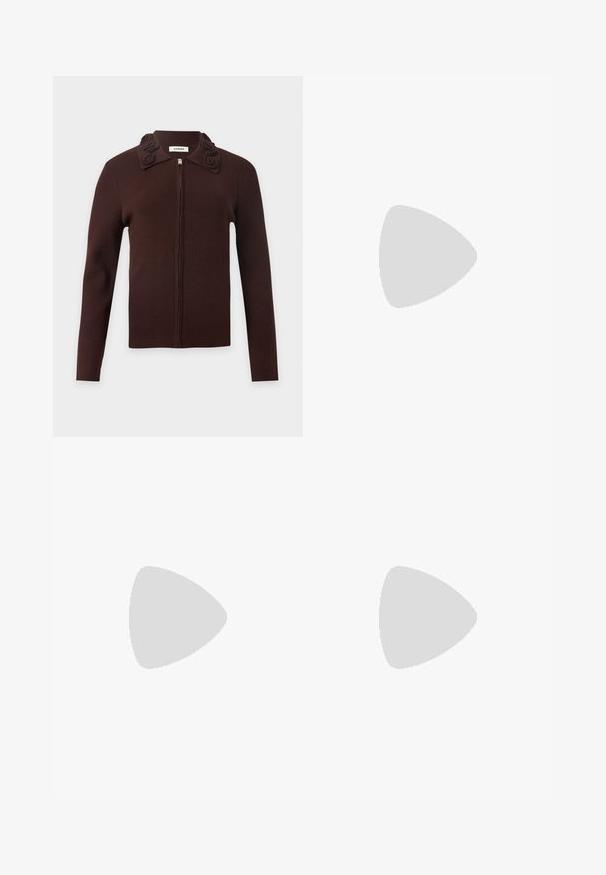 Mørkebrun ribstrikket cardigan med lynlås, lange ærmer og en krave udsmykket med tredimensionelle blomsterdetaljer.; Ærmeløs mørkelilla tætsiddende tanktop med rund halsudskæring og subtilt logo nær kanten, vist på en ensfarvet lys baggrund.; Brune bukser med høj talje, vide ben, plisseret front og et matchende bælte med en rektangulær spænde i skildpaddeskal.; Brune læder ankelstøvler med firkantet tå og blokhæl, parret med sorte brede jeans. Glat tekstur og minimalistisk design.