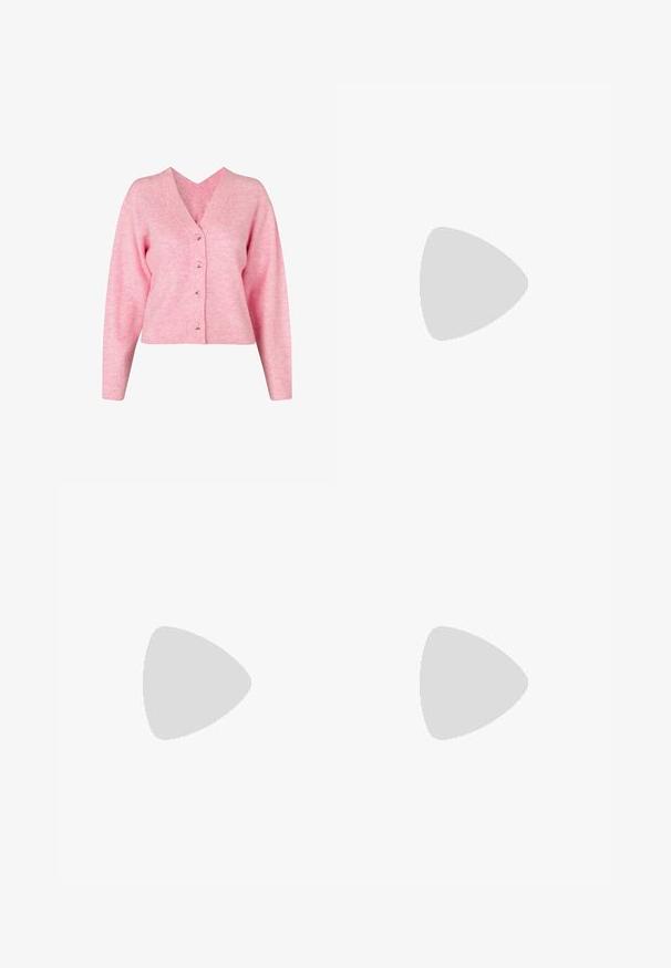 Rosa gestrickte Strickjacke mit V-Ausschnitt, langen Ärmeln und fünf Knöpfen zum Schließen. Verfügt über eine gerippte Struktur und ein kurzes Design.; Übergroßes dunkelgraues T-Shirt mit kurzen Ärmeln, Rundhalsausschnitt und sichtbarem Markenetikett im inneren Kragen, flach auf weißem Hintergrund liegend.; Helleblaue Jeans mit weitem Bein und hoher Taille, mit ausgewaschenen Stellen, fünf Taschen und Kontrastnähten. Klassische Knopf- und Reißverschlussöffnung.; Braune Wildleder-Stiefeletten mit runder Zehenpartie, kurzem Schaft und Zuglasche hinten. Mit kontrastierendem Nähen und einer flachen Gummisohle versehen.