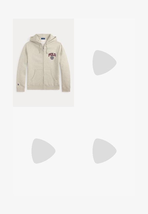 Sweat à capuche zippé beige clair avec poches avant, capuche à cordon, texte "POLO" et emblème sur la poitrine gauche, et petit logo cheval sur le bord de la manche gauche.; Polo noir en coton, avec un col classique, une patte de boutonnage à trois boutons, des manches courtes et un logo blanc sur la poitrine gauche.; Pantalon de survêtement beige à cordon avec poches latérales et logo et emblème rouges "POLO" sur la partie supérieure de la cuisse gauche.; Personne portant des baskets beiges à lacets avec un logo noir, des chaussettes vert olive et un pantalon noir avec des poignets élastiques, debout sur un sol neutre.