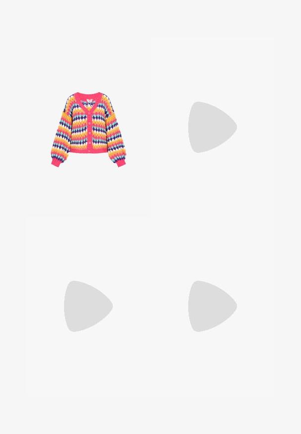 Flerfarvet strikket cardigan med diamantskæremønster, lyserød ribkant ved kraven og ærmerne samt store knapper. Har voluminøse ærmer.; Kremfarvet bluse med korte pufærmer, lodrette læg foran og en lang nakkesløjfe detalje.; Rosa brede bukser med høj talje, der har et bælte med en cirkulær træspænde og folder for tekstur.; Lyse beige plateau loafers med overdel i glat læder, rundet tå og en tyk, tekstureret sål med markante slidmønstre.