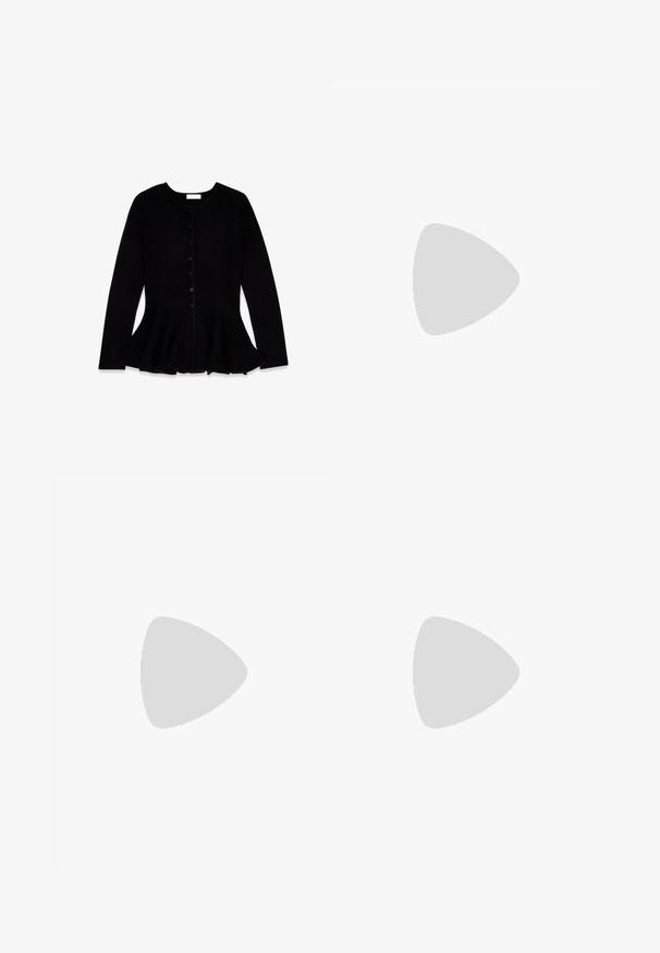 Sort cardigan lavet af blødt materiale, med rund halsudskæring, lange ærmer, knaplukning fortil og peplum-design i bunden.; Ærmeløs turtleneck-top i blødt, ribbet brunt stof. Har en tætsiddende pasform og en høj krave med glatte kanter.; Sorte vidde bukser med knapper foran, bæltestropper og flad linning, vist på en ensfarvet lys baggrund.; Grøn ruskindsklump med en bred rem og metalspænde, korksål og gummiydersål. Har et lille ventilationshul på overdelen.