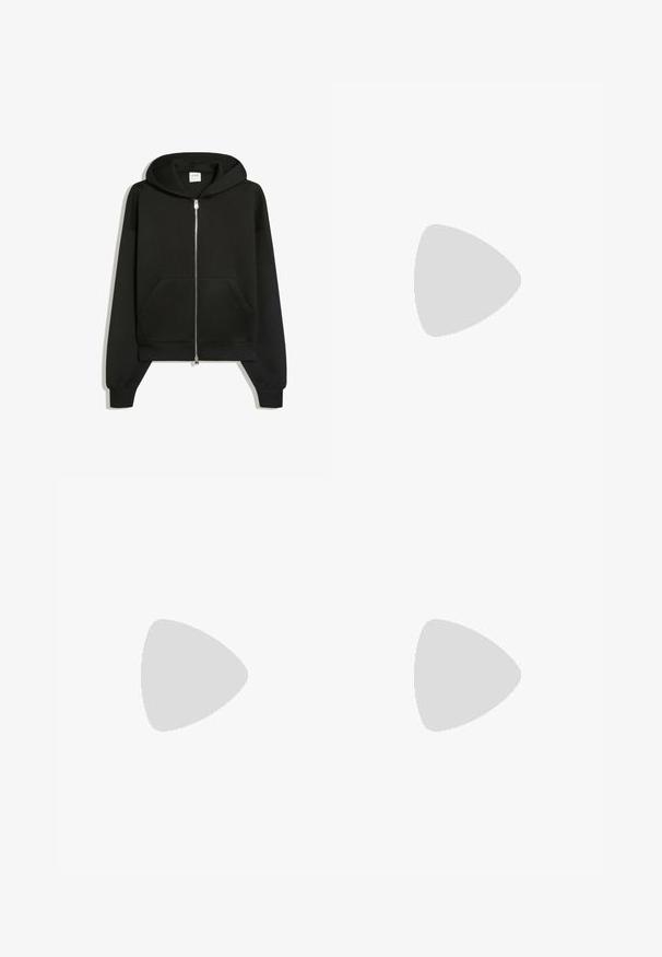Zwarte hoodie met rits, voorzakken, lange mouwen en capuchon, weergegeven op een witte achtergrond.; Witte katoen T-shirt met ronde hals, korte mouwen en een rechte zoom. Bevat een klein logodetail in de onderste hoek.; Zwarte broeken met een recht model, gemaakt van een gladde stof. Voorzien van een voorplooien en een enkele knoopsluiting bij de taille.; Zwarte leren loafer met een dikke rubberen zool en klassieke penny-strap details, gezien vanaf de buitenkant.