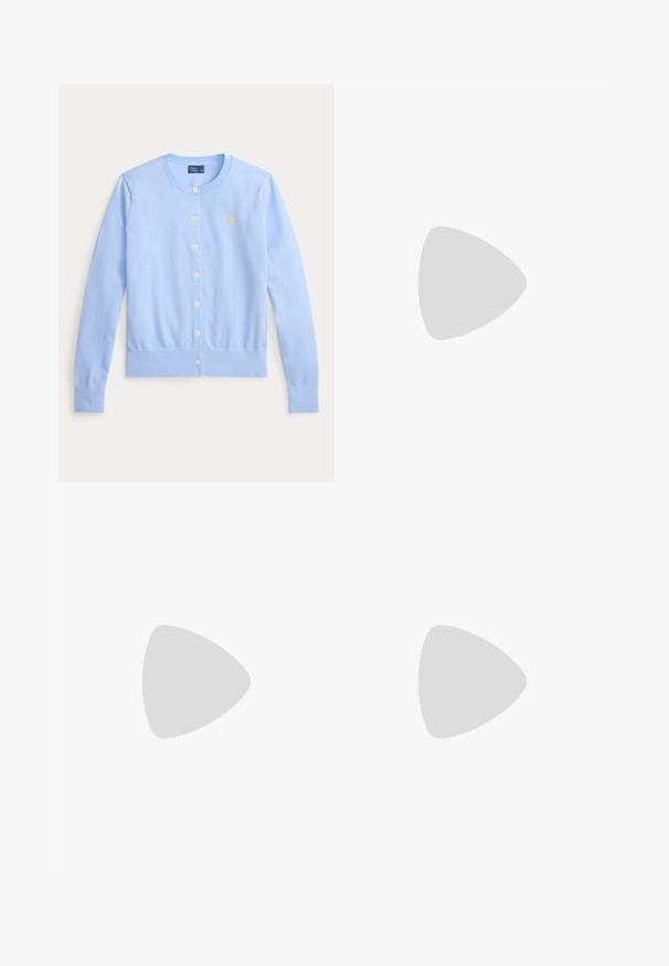 Cardigan bleu clair à manches longues avec boutons, col rond et logo jaune brodé sur la poitrine gauche.; Polo rose clair à manches courtes avec quatre boutons et logo brodé bleu marine sur la poitrine gauche.; Pantalon blanc taille haute à jambes larges avec poches plaquées devant, passants pour ceinture et fermeture par boutons devant.; Chaussure plate slingback en daim noir à bout pointu, avec un petit talon et une bride réglable avec boucle dorée.
