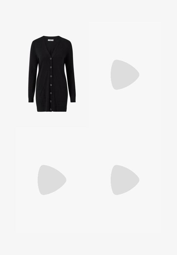 Schwarze Strickjacke mit V-Ausschnitt, langen Ärmeln und sechs Frontknöpfen. Verfügt über zwei Fronttaschen und gerippte Akzente an den Bündchen und am Saum.; Weißes, ärmelloses Ripp-Top mit rundem Ausschnitt, Größe 36 Etikett, flach auf weißem Hintergrund liegend.; Blaue Jeans aus Denim mit geradem Bein, fünf Taschen und leichtem Verblassen an den Oberschenkeln. Mit Knopfverschluss und Gürtelschlaufen.; Schwarzer Mokassins-Loafer mit gebundenen Schnürsenkeln, schwebend über einem beigen Teppich in einem Raum mit bernsteinfarbenen Möbeln präsentiert.
