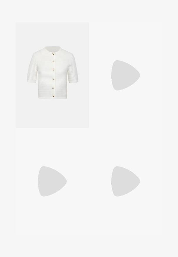 Hvid strikket cardigan med korte ærmer, vandret ribstruktur, spids krave og fem forreste knapper i skildpaddeskal.; Lyseblå ærmeløs kjole med et blomstermønster i grå. Har samlede detaljer langs siderne og en tætsiddende silhuet. Glat stofstruktur.; Beige patentlædersenden skobåndsandal med spids tå og lav kittenhæl, vist i profil mod en hvid baggrund.; Hvid håndtaske med hank dækket af perler, stor stofsløjfe dekoreret med små perler og en sølvkæde som rem på en hvid baggrund.