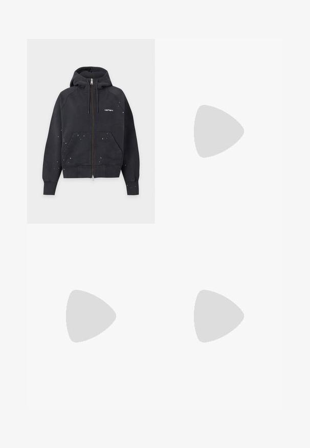 Sudadera con capucha negra con cremallera, bolsillos delanteros, pequeñas salpicaduras de pintura blanca y logo "Carhartt" en el pecho izquierdo.; Camiseta blanca de algodón con un logo redondo y acentos multicolores. Mangas cortas y un cuello redondo, con una pequeña etiqueta en el dobladillo.; Shorts negros hasta la rodilla con un patrón a cuadros texturizado, botón frontal, bolsillos y pequeños diseños de estrellas blancas y destellos en la pierna derecha.; Zapatillas de lona blancas con suelas de goma, que presentan seis ojales, puntera redonda y detalles de costura ligera, combinadas con calcetines blancos hasta el tobillo.