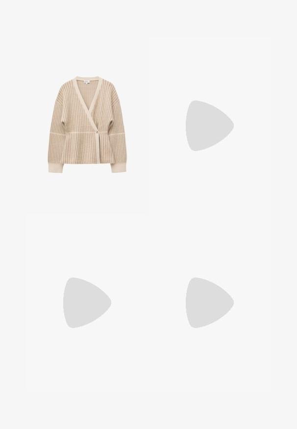 Cardigan tricoté pour femme beige et crème avec des rayures verticales, col en V, manches longues et fermeture à un seul bouton à l'avant.; Haut gris clair à manches longues en tissu doux. Doté d'un col rond et d'une coupe décontractée. Ourlet droit, sans motifs ni accessoires visibles.; Pantalons beige à jambes larges avec une texture douce, présentant une fermeture à bouton à l'avant, des plis à la taille et une ceinture arrière élastiquée.; Pantoufle en daim marron avec une doublure en polaire crème douce et une semelle en caoutchouc beige. Elle présente un bout rond et un design avec des découpes sur le côté.