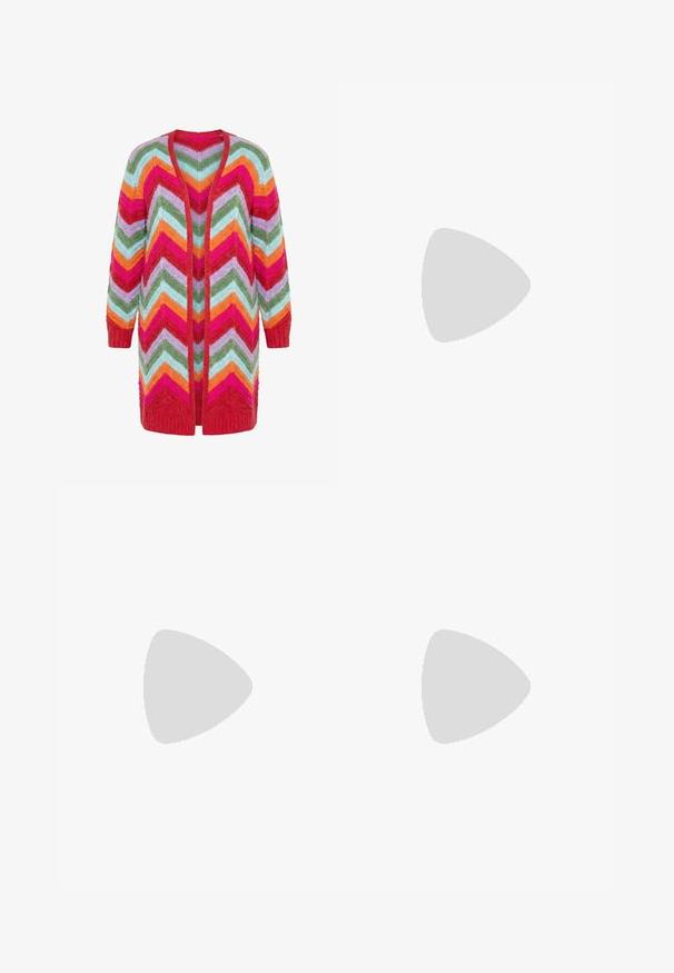 Lang åben cardigan med chevron-striber i rød, pink, orange, grøn, blå og lilla, med ribkanter på ærmer og kant.; Ærmeløs top med asymmetrisk halsudskæring, rynkede sider og graduerede farver, der falmer fra gul til bordeaux.; Lyserøde og hvide ternede bukser med elastisk talje, cropped længde og en let bølget kant. Fremstillet af let ribbet stof.; Støvler til knæene med et mørkt blomsterprint på stoffet, blå læderdetaljer, en rund tå, snørebånd foran og en dekorativ rem.