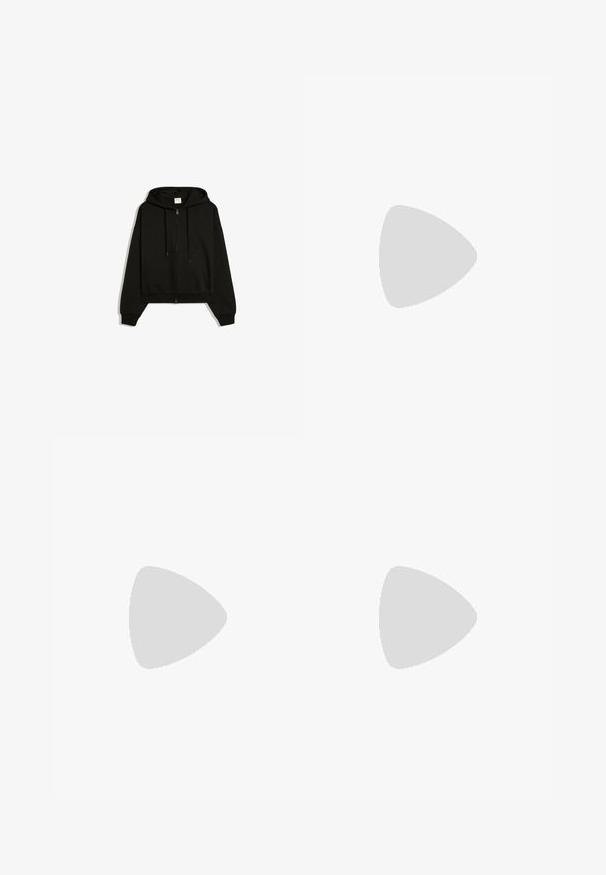 Sort hættejakke med lynlås, forlommer, snøre i hætten og ribkanter ved ærmerne, vist fladt på hvid baggrund.; Simpel hvid t-shirt med korte ærmer og rund halsudskæring med en sort Pull&Bear mærkat indeni kraven, vist på en hvid baggrund.; Sorte denimbukser med lige ben design, der har en knaplukning, bælteløjfer og forlommer. Glat tekstur og ensartet farve.; Sort læderloafer med en kraftig gummisål og klassiske penny-strap detaljer, vist fra ydersiden.
