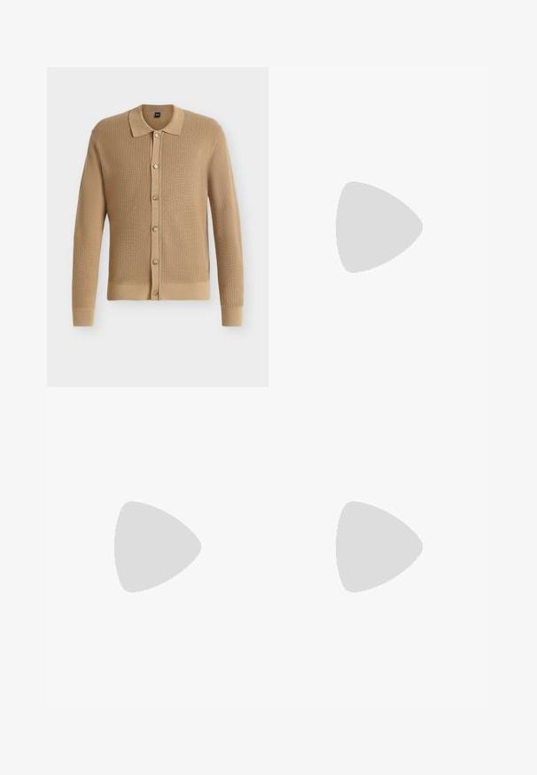 Cárdigan de punto de manga larga de color marrón claro con cuello y seis botones en la parte delantera, mostrado sobre un fondo blanco.; Polo de color azul marino hecho de algodón, con un collar clásico, tapeta de tres botones y mangas cortas. Logo sutil en el pecho.; Pantalones negros hechos de una tela suave, con un diseño de pierna recta, pliegues frontales y un cierre de botón en la cintura.; Mocasín de hombre de piel negra con costura moc toe, tira penny, cuello texturizado y tacón bajo apilado sobre fondo blanco.