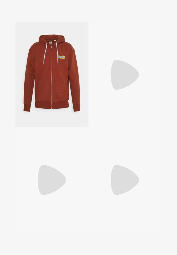 Sudadera con cremallera en color óxido, confeccionada en tela suave. Presenta un logo "levi's" en azul y amarillo, capucha con cordón y bolsillos frontales.; Camiseta de manga larga blanca hecha de algodón, con un escote redondo y un pequeño logo rojo de Levi's en el pecho. Diseño simple y clásico.; Jeans de pierna ancha en denim azul oscuro con una sutil textura desgastada. Con bolsillos traseros y un detalle decorativo de logo.; Zapato náutico de cuero marrón con costuras blancas, detalles de cordones y suela de goma color coñac, mostrado de lado sobre un fondo blanco.