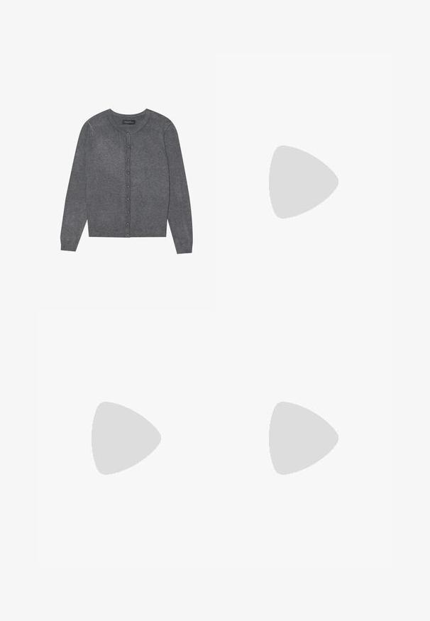 Cardigan gris en tricot léger avec un col rond, des manches longues et une fermeture à boutons sur le devant, avec de petits boutons en métal argenté.; Débardeur noir côtelé avec un col rond, de larges bretelles et une coupe ajustée. Étiquette à l'arrière indiquant "Marc O'Polo".; Pantalons noirs à rayures fines avec une taille élastique et une coupe droite. Présente une poche latérale avec rabat, fabriqués à partir d'un tissu lisse.; Chaussure noire en cuir à double boucle avec des détails perforés flottant au-dessus d'un banc en bois à l'extérieur avec de l'herbe verte et des plantes en arrière-plan.