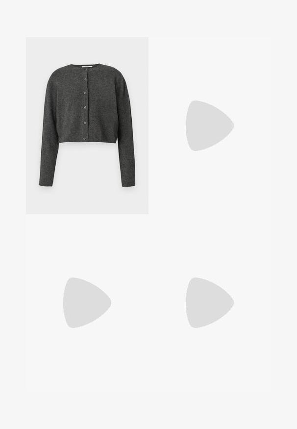 Cardigan court gris charbon avec un col rond et six boutons sur le devant, manches longues et une texture tricot douce.; Chemise blanche à boutons avec de fines rayures verticales bleu marine, manches longues et col pointu. Présente une coupe décontractée et aucun motif visible.; Pantalon à jambes larges en tissu tricoté gris texturé. Doté d'une taille haute et de jambes droites, offrant une coupe décontractée.; Chaussure slingback en cuir noir avec bout arrondi, détail de bride nouée et petit talon carré sur fond blanc.