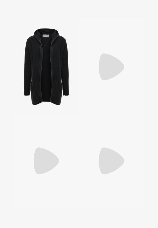 INDICODE JEANS GRAHAM - Strickjacke - black; Schwarzes T-Shirt mit kurzen Ärmeln, aus Baumwolle gefertigt, mit einem V-Ausschnitt und einem kontrastierenden Innenkragen. Schlicht, einfarbig ohne Muster.; Schlanke Jeans in dunkelblauem Denim, mit fünf Taschen, Gürtelschlaufen und einem Reißverschluss. Glatte Textur mit minimaler Ausbleichung und Nähdetails.; Schwarzer und grauer Nike Air Max Sneaker mit weißem Swoosh, schwebend über einer Betonfläche vor einem verschwommenen dunklen Hintergrund.