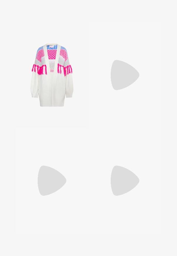Hvid strikket cardigan med et farverigt mønster ved skulderen i pink, grå og blå, med frynse-detaljer på ærmerne og en afslappet pasform.; Ærmeløs top i satinmateriale, der præsenterer et farverigt abstrakt mønster med nuancer af pink, orange og violet, samt en draperet frontdesign.; Bredde ben bukser i et sort stof med et brunt og cremefarvet abstrakt mønster. Elastisk talje med plisseringer, glat tekstur.; Chunky loafer med tyk sort platformsål, sort bund, brun overdel og lyserød stroppdetalje tværs over toppen, vist fra siden.