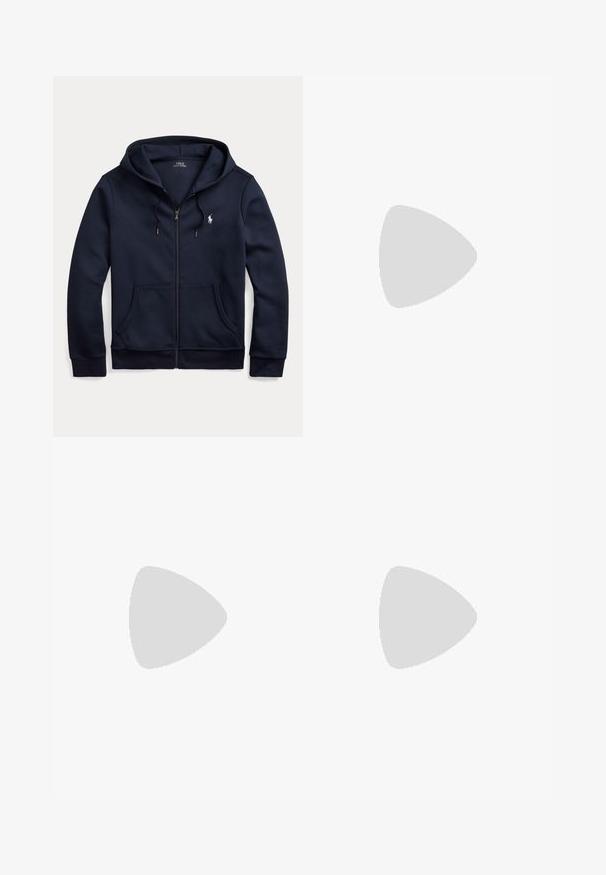 Navy blauwe hoodie met rits en trekkoorden, voorzakken en een klein wit geborduurd Polo Ralph Lauren-logo op de linkerborst.; Overhemd met lange mouwen en knopen, lichtblauwe verticale strepen en een klein geborduurd logo op de linkerborst.; Marineblauwe katoenen joggers met elastische tailleband en verstelbare trekkoord. Voorzien van een geborduurd "POLO"-logo in het wit op de linkerdij.; Witte canvas sneakers met een laag ontwerp, featuring een beige hieltab en een klein geborduurd logo aan de zijkant. Rubber zool.