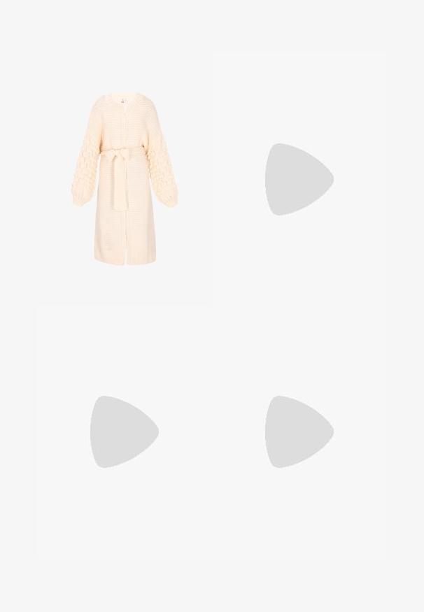 Cardigan en tricot crème avec un design texturé en côtes sur les manches, une ceinture nouée à la taille et une ouverture sur le devant.; Robe longue à manches courtes à motif floral, avec boutons sur le devant, encolure en V, taille élastique et ourlet à volants dans des tons beige et vert foncé.; Bottes à chevilles en suede marron avec un bout pointu, une fermeture éclair sur le côté et un talon épais. Présente une texture lisse et des détails de couture minimalistes.; Sac à épaule en cuir marron avec motif tissé et fermeture éclair sur le dessus, présenté sur fond blanc.