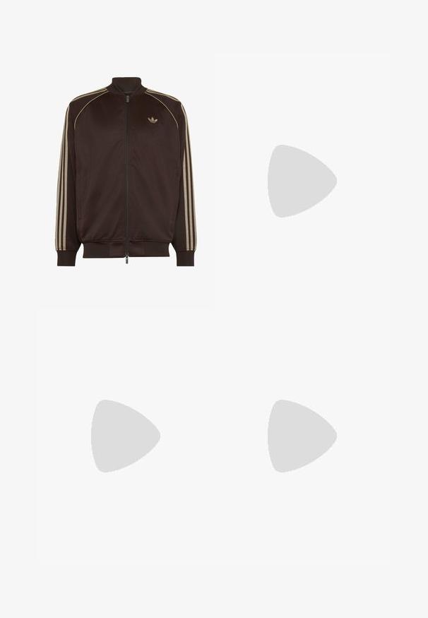 Mørkebrun Adidas træningsjakke med beige tre striber på ærmerne og lille trekløverlogo på brystet, lynlås foran, ribbet krave og manchetter.; Enkelt hvid T-shirt med korte ærmer og rund hals med synligt WEEKDAY-mærke i kraven, vist på en lys baggrund.; Brune atletiske bukser lavet af glat stof, med hvide sidelister og elastisk talje. Inkluderer lommer på begge sider.; Sort-hvid Adidas sneaker med lavt skaft, ruskindsdetaljer, tre striber på siden, hvide snørebånd og beige gummisål.