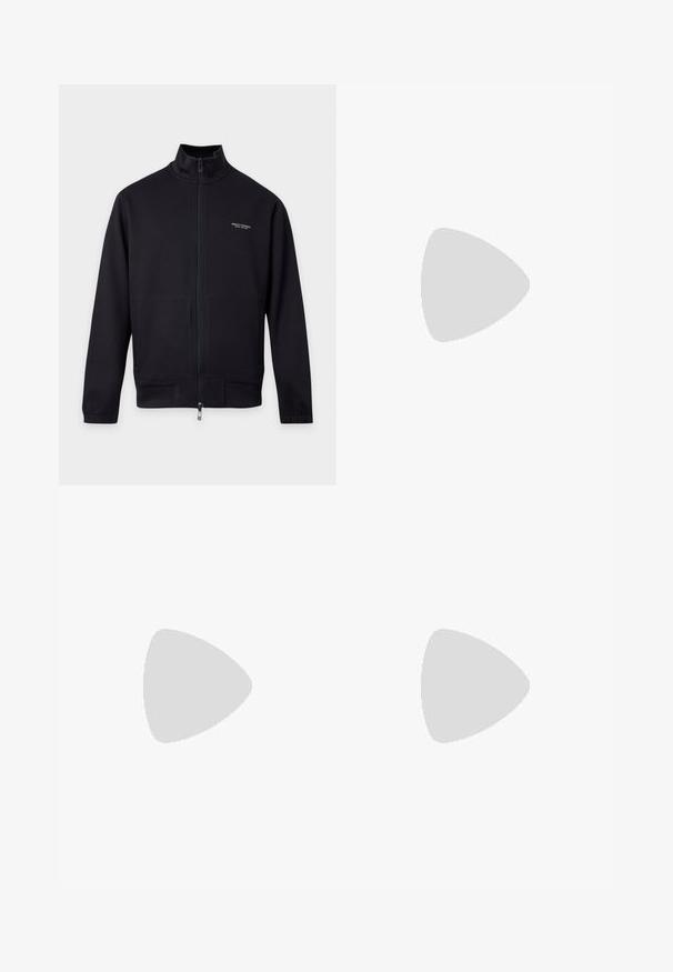 Sort ribbet lynlåsjakke med stående krave og lange ærmer, med lille hvid Armani Exchange-logo på venstre bryst.; Sort kortærmet t-shirt med rund halsudskæring og lille diskret logo på venstre bryst mod en ensartet lys baggrund.; Lyseblå cowboybukser med lige ben, med en falmet finish, klassisk femlommen-design og kontrastfarvet syning.; Sorte lædersneakers med et tekstureret stofpanel, rund tåform, snørefront og en gummisål med zigzag-mønster.