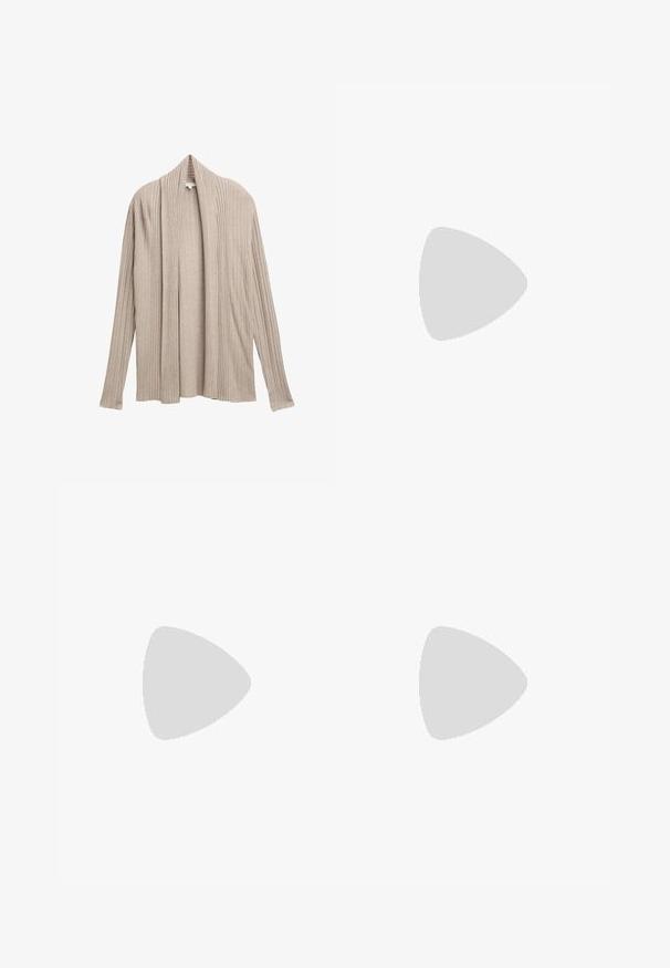 Beige geribbelde cardigan met een open voorkant en lange mouwen, gemaakt van een zachte stof, met verticale ribbelstructuur over het geheel.; Korte mouwen, ivoorkleurig ribbel t-shirt. Ronde hals, zachte textuur, getailleerd ontwerp, en een subtiel merkje bij de halslijn.; Beige wijde broek gemaakt van zachte stof, met een elastische tailleband met een trekkoord en een subtiele gespikkelde textuur.; Beige suède open-toe platte slipper met brede band en gevoerde binnenzool, afgebeeld op een witte achtergrond.