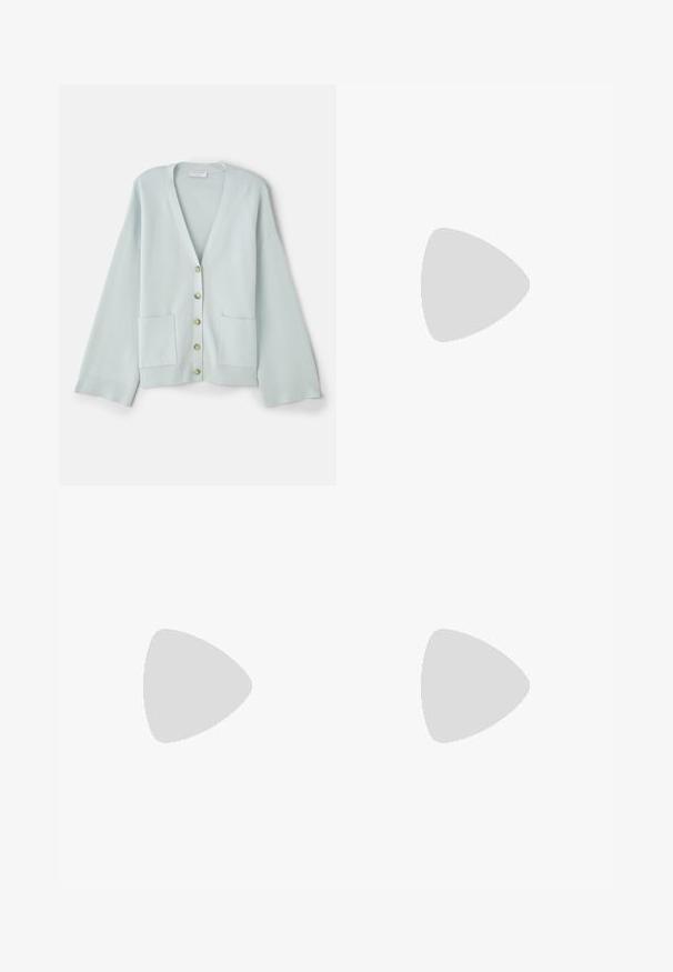 Lysegrøn cardigan med V-hals, lange ærmer, frontlommer og seks runde knapper. Glat tekstur og afslappet pasform.; Peachfarvet strikket tanktop med tynde justerbare stropper, V-halsdesign, ribbet tekstur og lige kant.; Lys grønne brede bukser i glat stof, med frontfolder, to sidelommer og lige snit.; Beige åben tå højhælet mule-sandal med to snoede knudestrimler og en slank stilet-hæl på hvid baggrund.