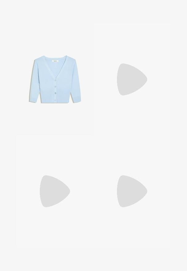 Lichtblauw cropped vest met lange mouwen, V-hals, geribde zoom en vier knopen aan de voorkant.; Floral maxi-jurk in zacht groen met een V-hals, pofmouwen, ruches en een gelaagde zoom. Bevat roze rozen en kleine blauwe bloemen.; Groene platte schoen met een gestroomlijnd ontwerp, oranje rand en een zachte textuur. Heeft een afgeronde neus en een flexibele zool.; Lavendelkleurige geweven handtas met gevlochten handvat, versierd met een doorschijnend kanten lint en een cluster van lichtgroene kralen.