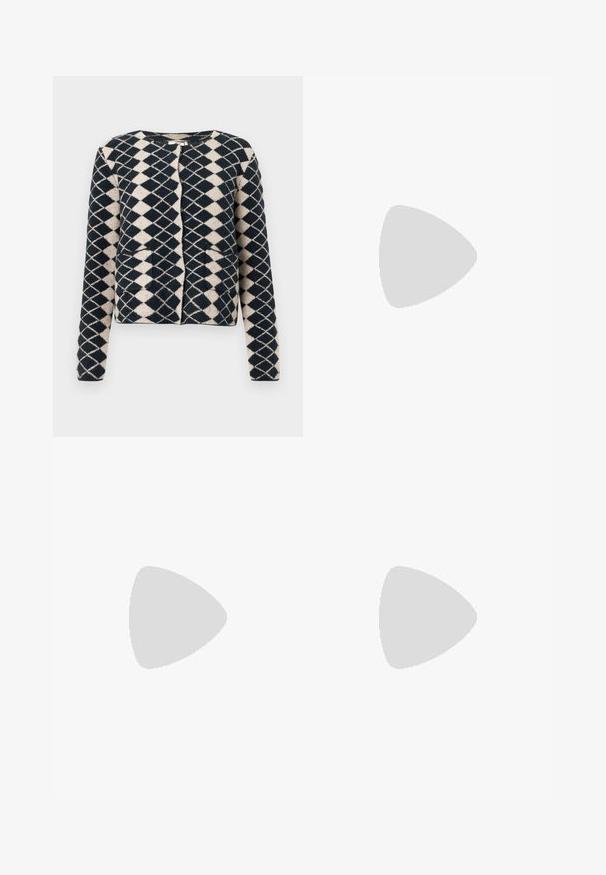 Cardigan en maille à motifs losanges noir et beige, avec des manches longues et des poches avant, présenté sur un fond blanc.; T-shirt à rayures noires et blanches avec un col rond et des manches trois-quarts. Tissu en coton doux avec une coupe ajustée.; Pantalon large beige clair en tissu texturé, avec plis à l'avant et taille haute. Surface lisse avec peu de détails.; Jambes portant des leggings côtelés foncés associés à des ballerines noires avec de petits détails en nœud sur fond blanc.