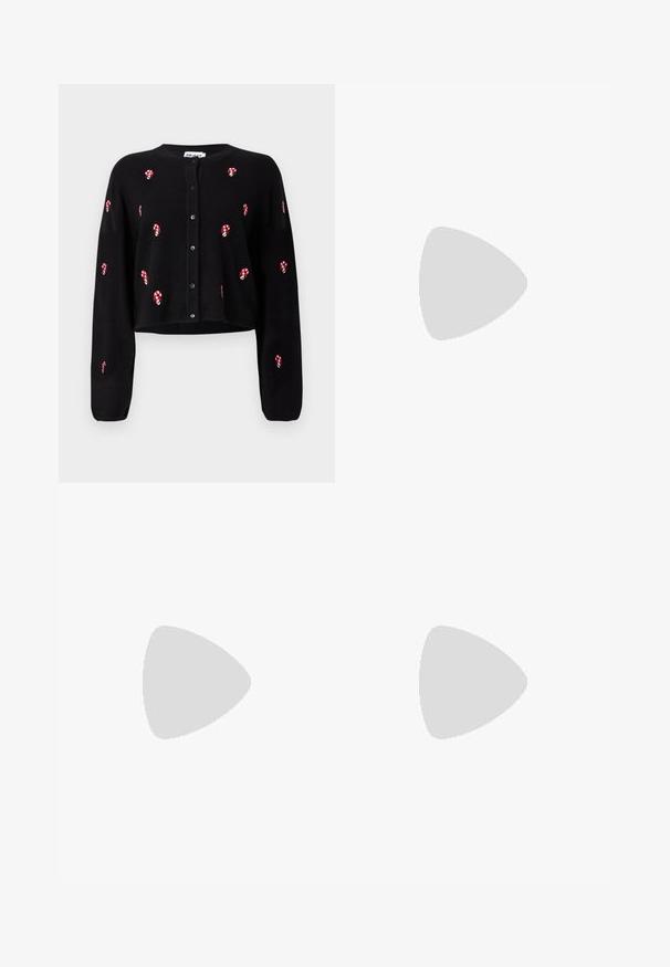 Cárdigan corto negro con bordado de bastones de caramelo rojos y blancos, mangas largas y cierre de botones en el frente. Textura de punto suave.; Camiseta sin mangas blanca acanalada con escote redondo de Selected Femme, mostrando vista frontal sin patrones ni decoraciones.; Pantalones de pierna ancha negros, confeccionados en una tela suave con una cintura alta, con cierre de botón y trabillas para cinturón, que ofrecen un ajuste estructurado.; Piernas con leggings oscuros acanalados combinados con bailarinas negras que presentan pequeños detalles de lazo sobre un fondo blanco.