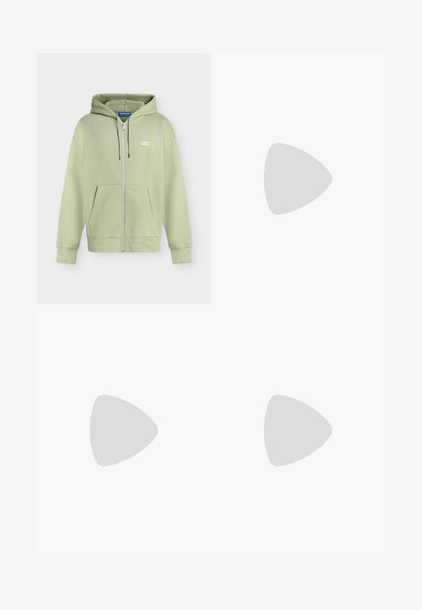 Lysegrøn hættetrøje med lynlås, frontlommer, snøre i hætten og lille hvidt "HUGO"-logo på venstre bryst.; Hvid T-shirt med illustration af fem forskellige mænd i jakkesæt, der går selvsikkert side om side, mens de holder på aktetasker og telefoner.; Sorte bukser med lige ben med forreste knap og lynlås, fem-lomme design og bæltestropper på hvid baggrund.; Sort lædersko i loafer-stil svæver over et beige tæppe med et blankt brunt rundt bord i baggrunden.