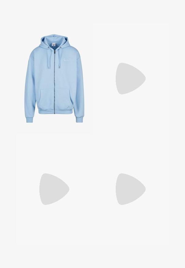 Lys blå zip-up hoodie lavet af blødt stof. Har en hætte, frontlommer, ribbede manchetter og kant. Subtil logo detaljer på brystet.; Lyseblå bomuld T-shirt med korte ærmer, en rund halsudskæring og et mørkeblå broderet logo på venstre bryst.; Lysblå denimshorts med et struktureret mønster af overlapende cirkler. Har fem lommer og en klassisk lukning med knap og lynlås.; Hvide lædersneakers med sorte detaljer, der har et signaturlogo på siden, rund tå og tekstureret gummisål.