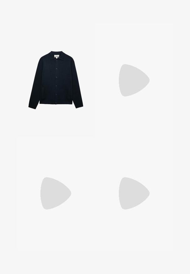Mørkeblå cardigan med knapper, lange ærmer, krave og to sidelommer, lagt fladt på en hvid baggrund.; Enkel hvid t-shirt med korte ærmer, rund hals og løs pasform vist på hvid baggrund.; Mørkeblå chinos lavet af bomuldsblandingsstof, med knaplukning, lige ben og en glat tekstur uden mønstre eller accenter.; Brun læder bådsko med hvide sømme, snøre detaljer og lysbrun gummisål, vist fra siden på hvid baggrund.