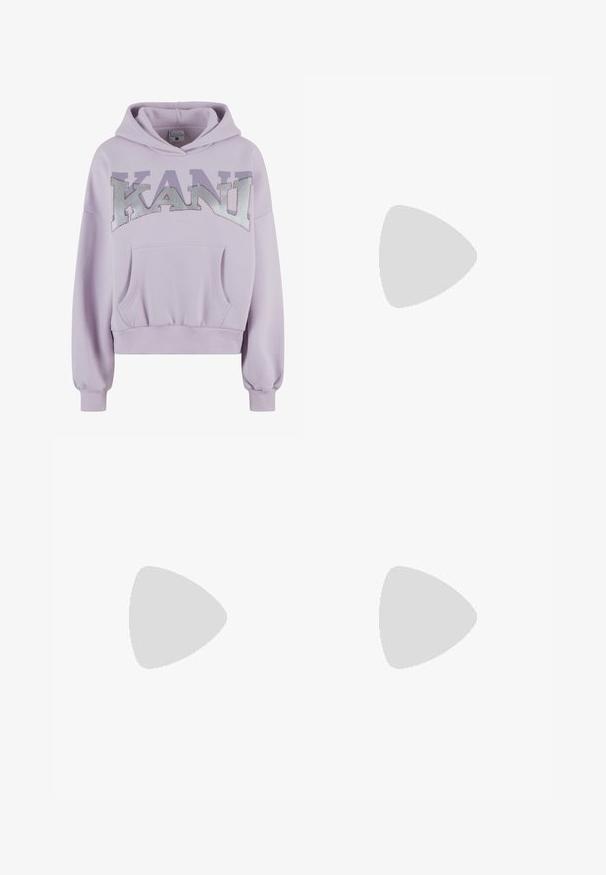 Sweat à capuche lilas avec une poche kangourou à l'avant, arborant un audacieux logo "KANI" en argent, entouré de strass. Tissu doux, poignets et ourlet côtelés.; Top court sans manches côtelé rose clair avec un col rond et une étiquette de marque JJXX à l’intérieur du col.; Pantalon cargo rose en denim. Présente une taille haute, des jambes larges, des poches latérales et une fermeture à bouton à l'avant. Texture lisse et couleur uniforme.; Nike Sportswear AIR FORCE 1 - Baskets basses - white/hyper royal/black