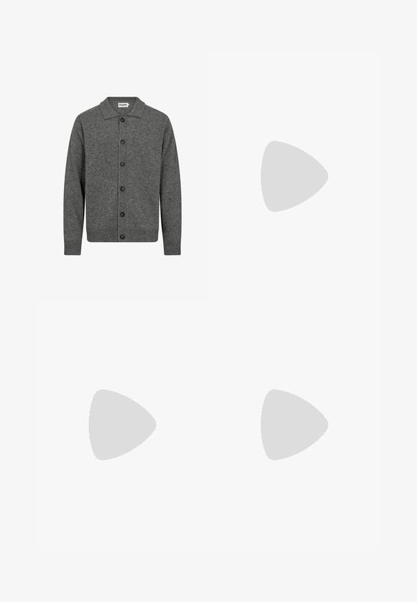 Grå strikket cardigan med krave, frontknapper, ribbede manchetter og kant. Lavet af blødt uldblandingsmateriale.; Hvid, kortærmet t-shirt med rund hals og et lille "WEEKDAY"-mærke på indersiden af bagkraven, vist på en flad overflade.; Sorte denimbukser med lige ben design, der har en knaplukning, bælteløjfer og forlommer. Glat tekstur og ensartet farve.; Sort læderloafer med en kraftig gummisål og klassiske penny-strap detaljer, vist fra ydersiden.