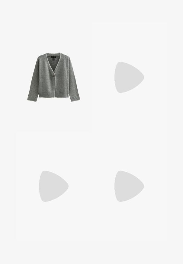 Graue Strickjacke mit V-Ausschnitt, durchgehender Knopfleiste vorne sowie gerippten Bündchen an Ärmeln und Saum. Auffällige kontrastierende Nähte entlang der Kanten.; Schwarzes langärmliges Hemd mit Knöpfen, spitzem Kragen, geknöpften Manschetten und abgerundetem Saum, dargestellt auf weißem Hintergrund.; Schwarze Denim-Shorts mit einer ausgewaschenen Optik, fransigem Saum, klassischem Fünf-Taschen-Design und einem Knopfverschluss. Dicke Nähte ergänzen das Gesamtbild.; Schwarzer Ledersneaker mit weißen Streifen und Sohle, geschnürt, schwebt über einer rosa gefärbten Betontfläche vor einer grauen Steinmauer im Hintergrund.