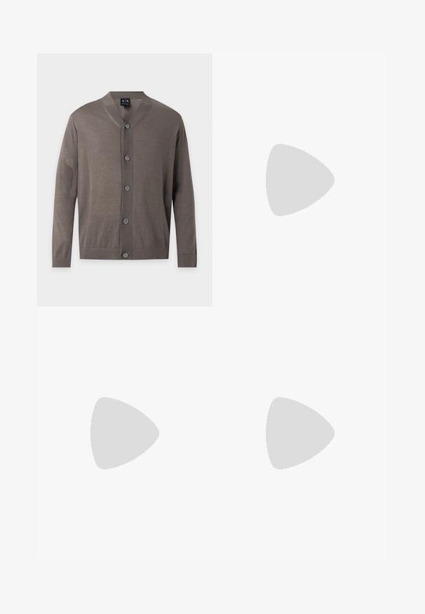 Cardigan marron à manches longues boutonné, avec poignets et ourlet côtelés, col en V et cinq boutons sur le devant.; Polo gris à manches courtes avec col et bords de manches bleu marine foncé, doté de deux boutons et d’un petit logo sur la poitrine sur un fond uni.; Pantalon habillé marron sur mesure avec passants pour ceinture et pli frontal, présenté sur un fond clair uni.; Chaussure de ville Oxford en cuir brun avec bout amovible, lacets fermés et petit talon empilé sur fond blanc.