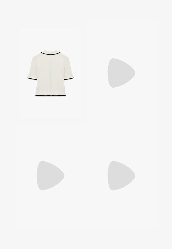 Ribbelde witte top met korte mouwen en een zwarte rand op de kraag en mouwen. De zoom is subtiel uitlopend. Zachte, lichte stoffen textuur.; Mouwloos bruin topje met geplooide zijkanten en een klein crèmekleurig knopdetail op de linker schouder, middelgroot, plat gelegd op een witte achtergrond.; Zwarte op maat gemaakte shorts met plooien, voorzien van een slanke zwarte riem met een gouden gesp. Gemaakt van een soepele stof, die een verfijnde uitstraling biedt.; Zwarte sandaal met platte zool en spitse neus, voorzien van meerdere gespsluitingen en een slingback, geplaatst boven een verhard oppervlak en een tegelmuur op de achtergrond.