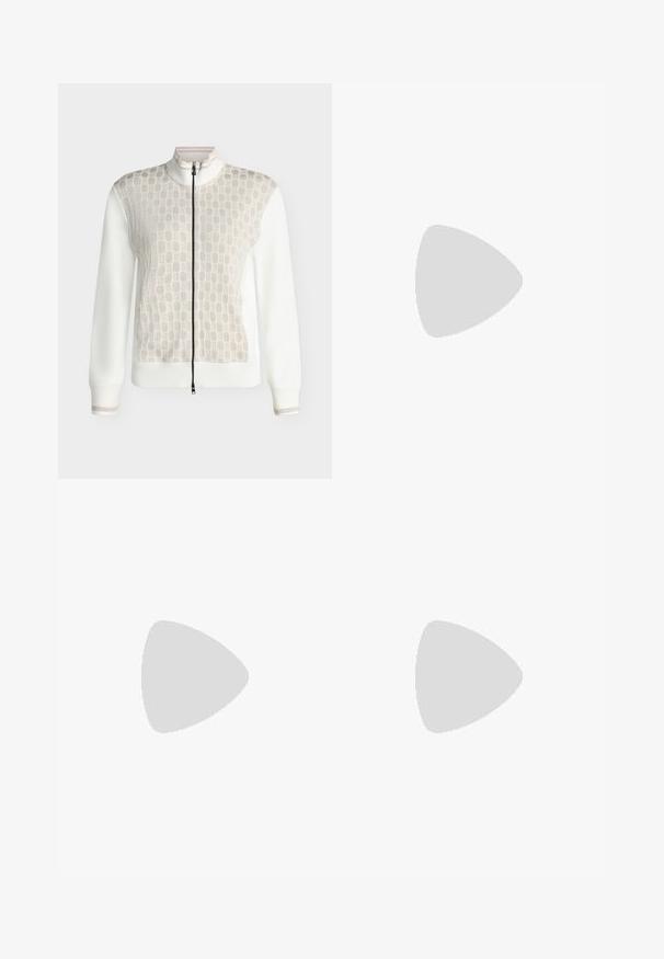 Valkoinen vetoketjullinen takki, jossa beige, teksturoidulla soikealla kuviolla varustettu etupaneeli, resorireunukset hihoissa ja helmassa sekä lyhyt pystykaulus.; Harmaa lyhythihainen neuletunika, joka on valmistettu pehmeästä neulemateriaalista. Pyöreä pääntie ja minimalistinen muotoilu. Saumattomat, siistit reunat luovat tyylikkään ilmeen.; Laivastonsiniset suorat housut, joissa on korkea vyötärö ja piilotettu etuvetoketju.; Vaaleanpunainen mokkanahkainen lenkkari, jossa on viininpunaiset raidat ja ruskea pohja, leijuu puu- ja pikkukivirakenteen päällä, taustalla sumeaa kasvillisuutta.